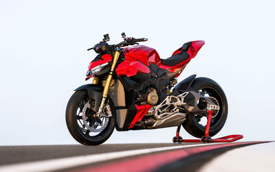 Ducati Streetfighter V4 S - front