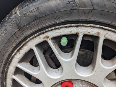 'Glow in the dark' valve caps