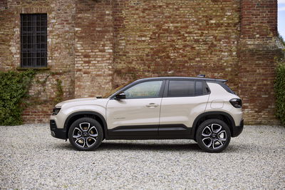 Jeep Avenger e-Hybrid - side
