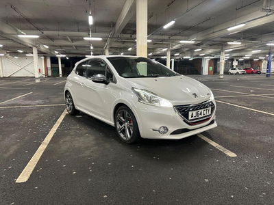 Peugeot 208 GTi - front