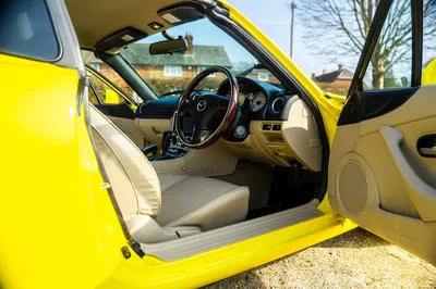 Mazda MX-5 Coupe - interior