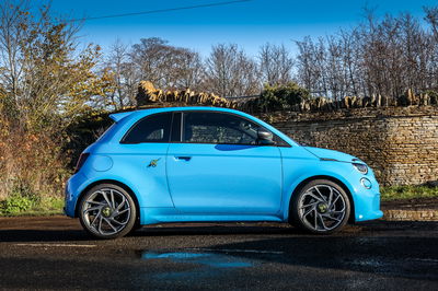 Abarth 500e - side