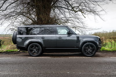 Land Rover Defender 130 V8 - side