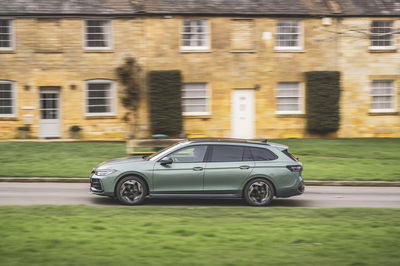 Volkswagen Passat - side