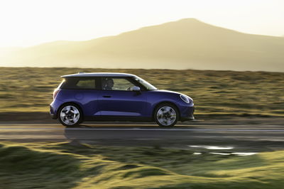 Mini Cooper SE - side