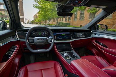 Jeep Wagoneer S - interior