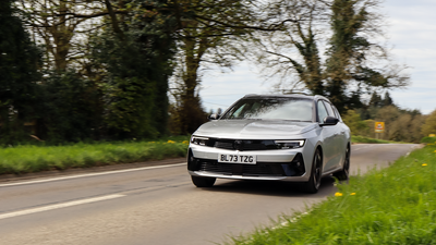 Vauxhall Astra GSe Sports Tourer - front, dynamic